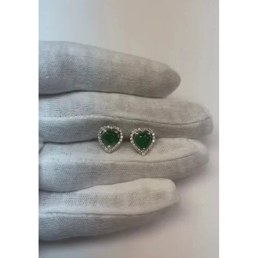 Verde Smeraldo taglio cuore da 3.80 carati con orecchini a bottone con diamanti rotondi