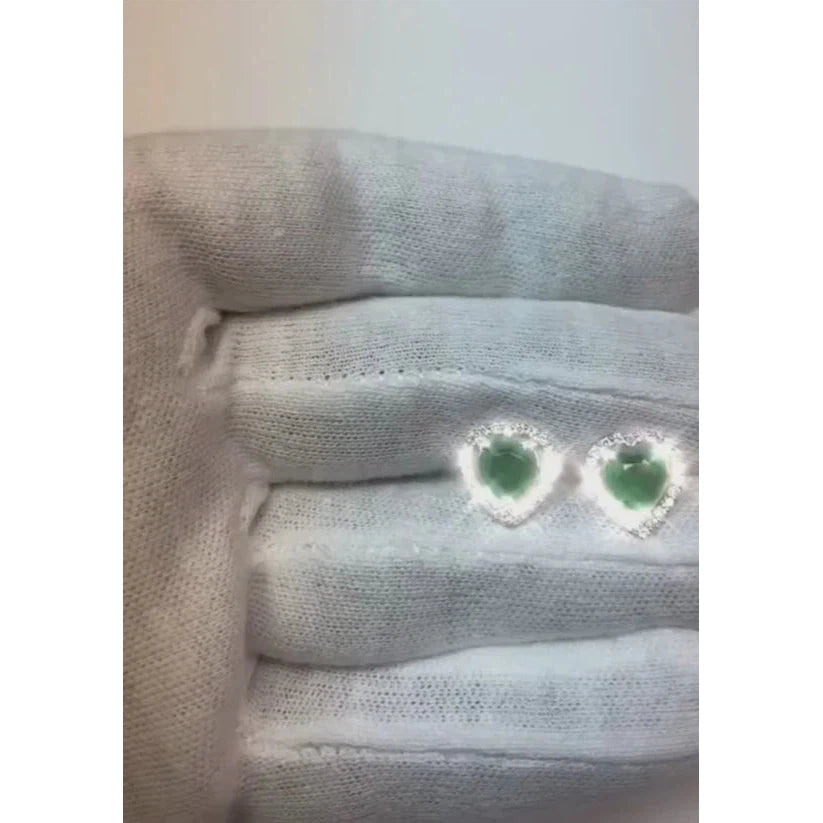 Verde Smeraldo taglio cuore da 3.80 carati con orecchini a bottone con diamanti rotondi