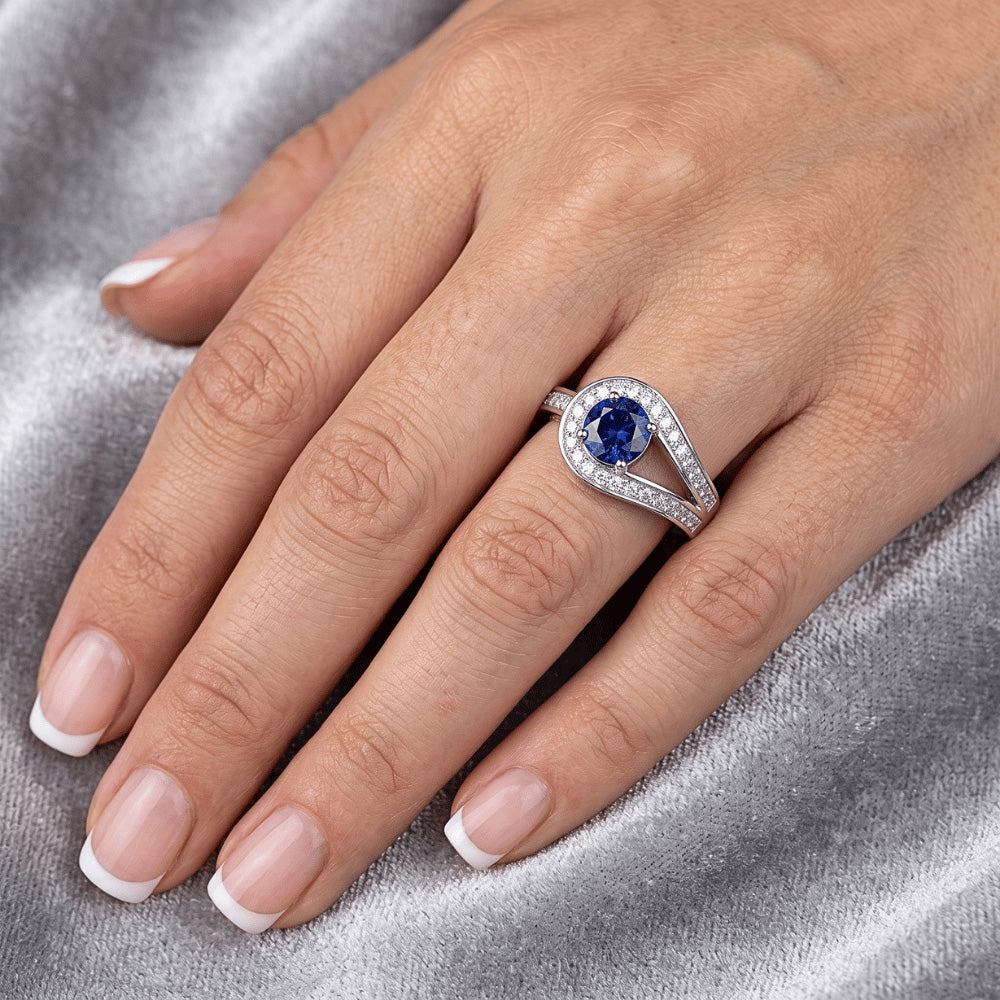 Zaffiro blu rotondo con accenti in stile gambo diviso da 1,50 carati e oro bianco 14K