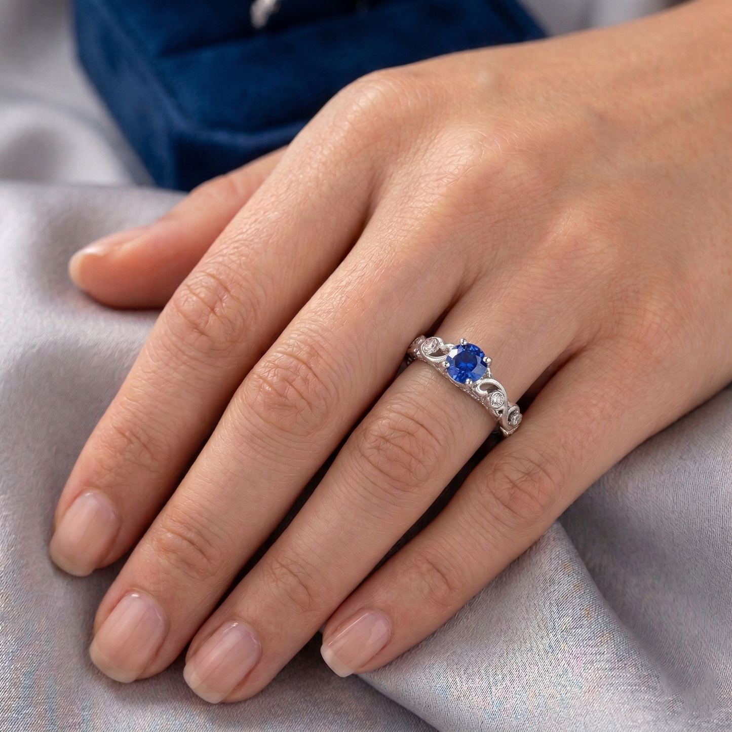 Zaffiro blu rotondo da 1,60 carati e diamante con anello in oro bianco 14K
