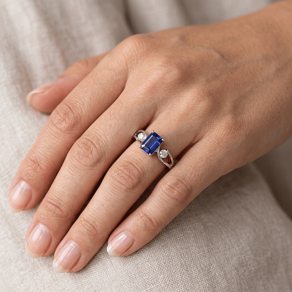 anello a tensione con zaffiro blu smeraldo da 2,50 carati e diamanti 3 pietre