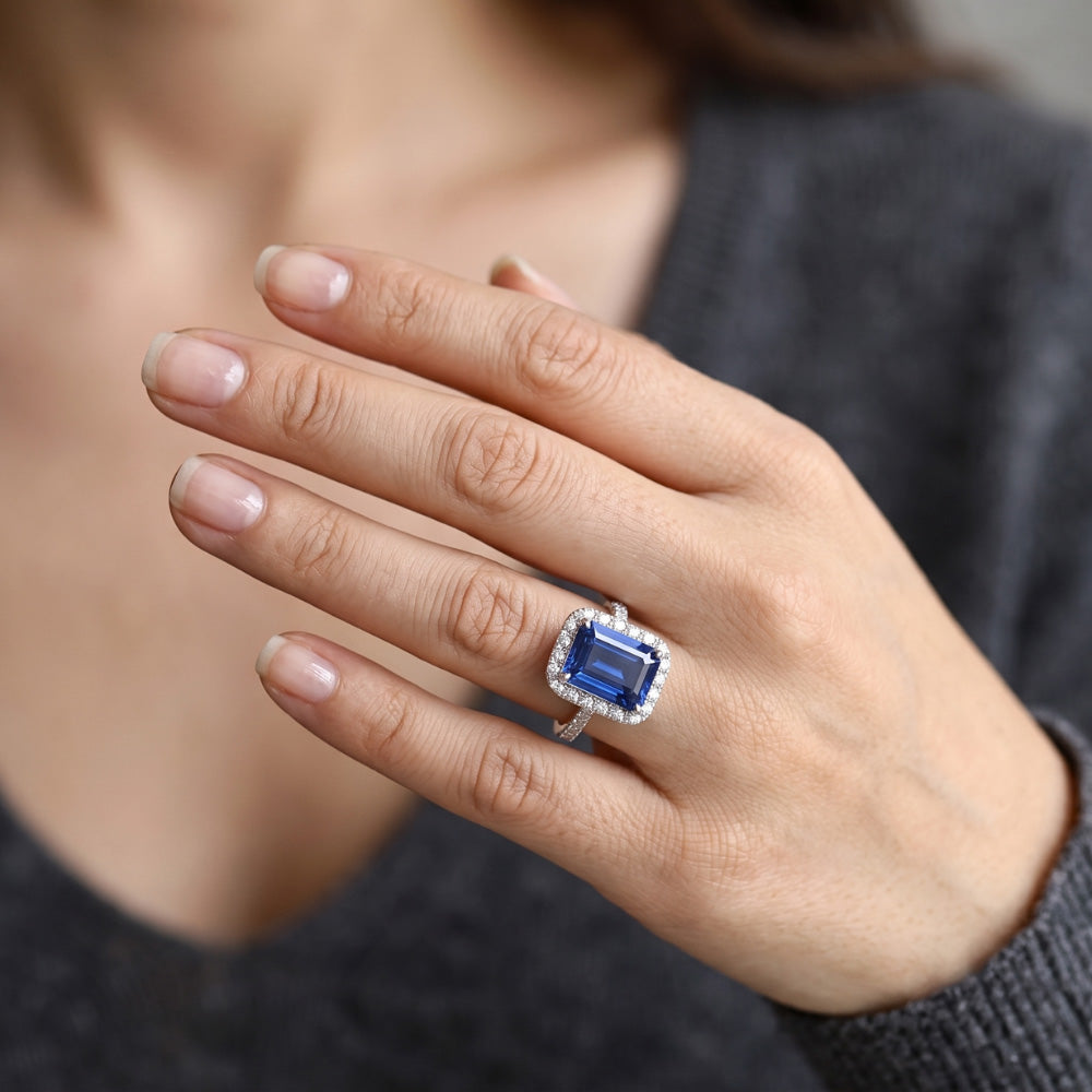 anello alone con zaffiro blu taglio smeraldo da 4,25 carati e diamante