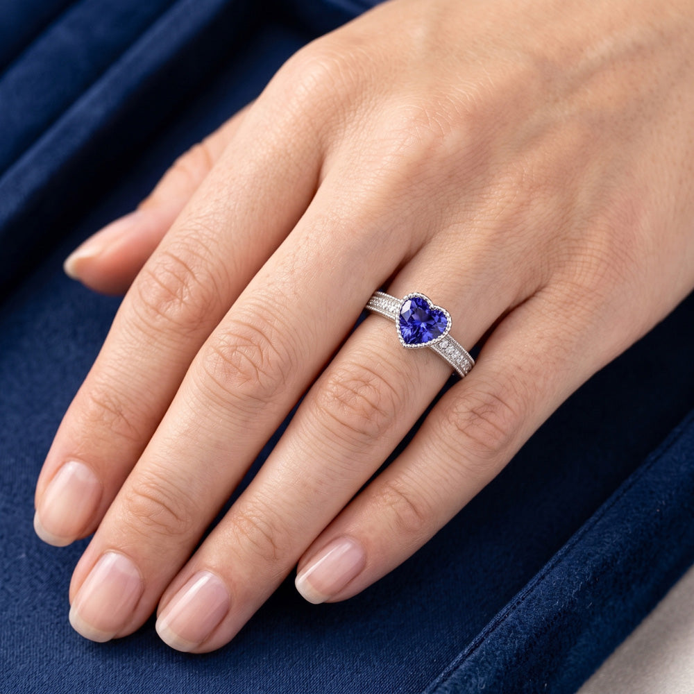 anello con lunetta a forma di cuore di 2 carati con diamante zaffiro dello Sri Lanka in oro bianco 14K
