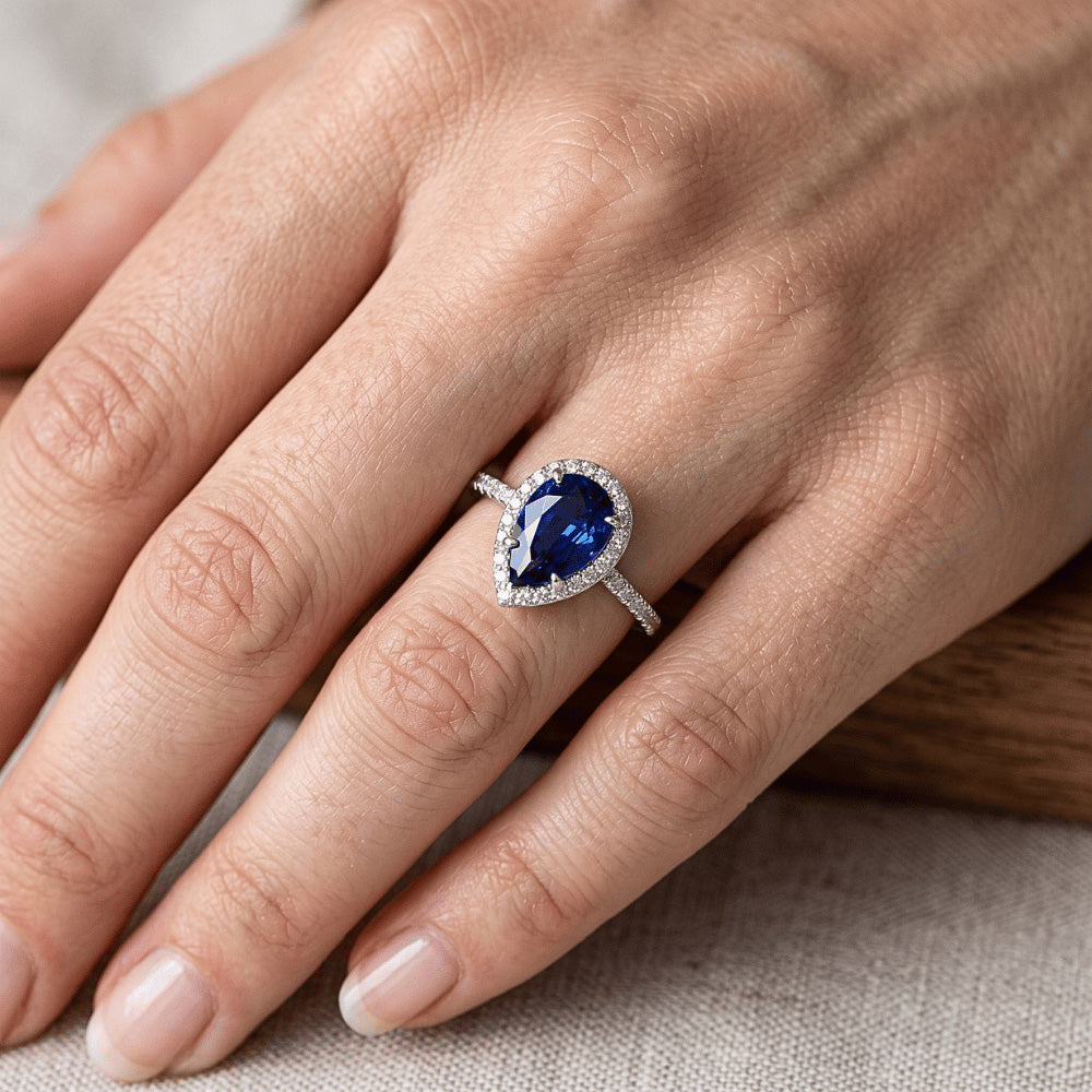 anello con zaffiro blu dello Sri Lanka taglio a pera da 2,30 carati e diamante rotondo