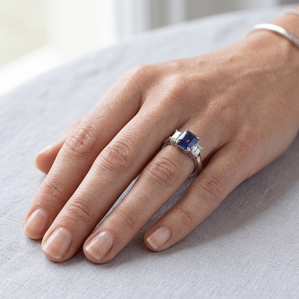 anello da donna con 3 diamanti e zaffiro. set di artigli a forma di U da 1,25 carati con oro bianco 14K
