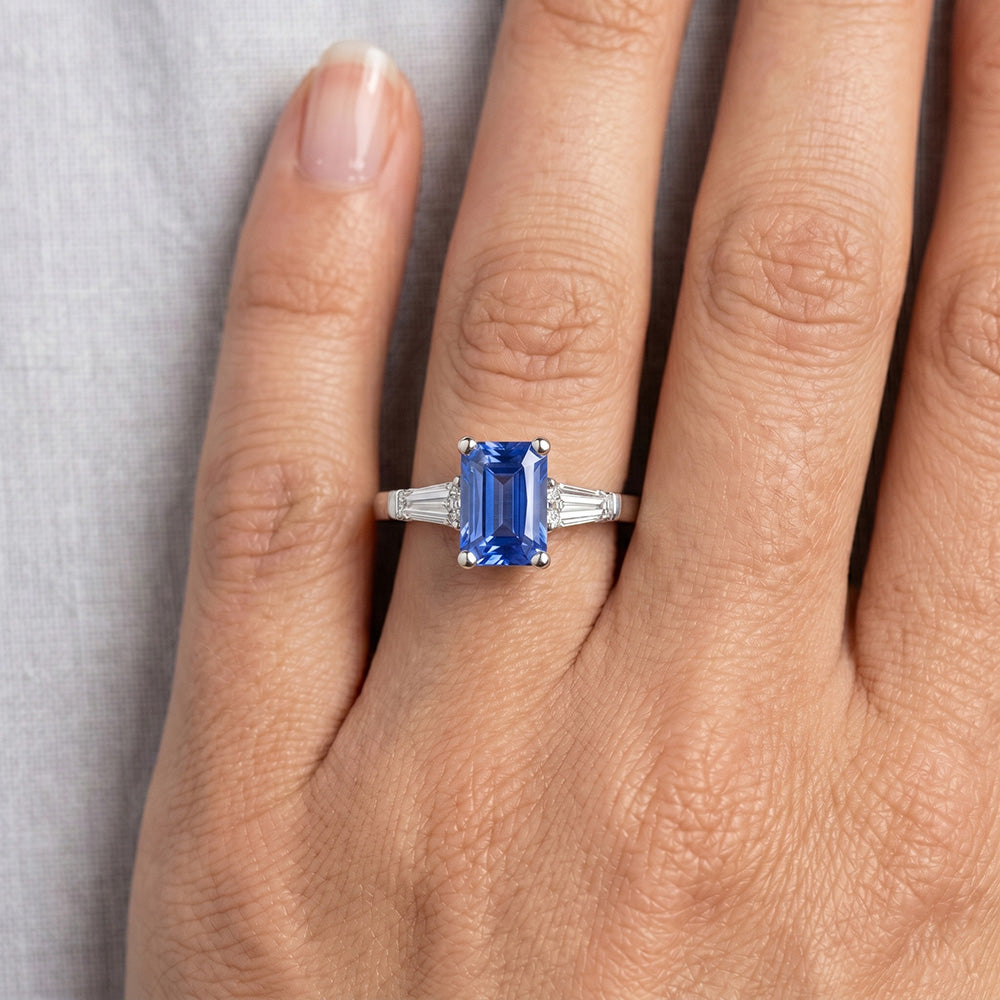 anello gioiello da donna con zaffiro blu 2 carati 3 pietre baguette affusolata in oro bianco 14K