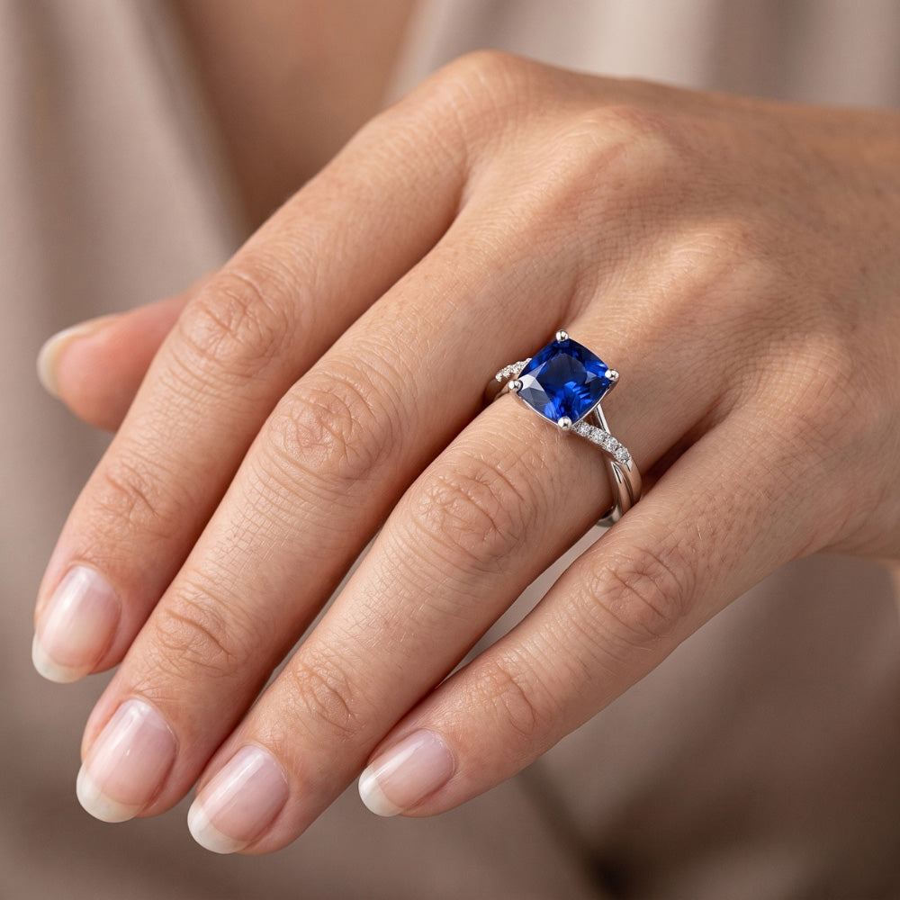 anello solitario con zaffiro blu 2,50 carati e accenti di diamante cuscino in oro bianco 14 carati