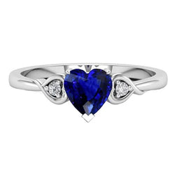 anello cuore con zaffiro blu profondo 1,75 carati e diamanti tre pietre in oro bianco 14K