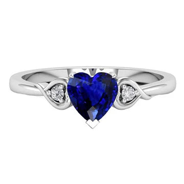 anello cuore con zaffiro blu profondo 1,75 carati e diamanti tre pietre in oro bianco 14K