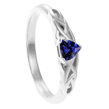 anello solitario in stile vintage con diamante Trillion da 0,50 carati e oro bianco 14K con zaffiro blu intenso