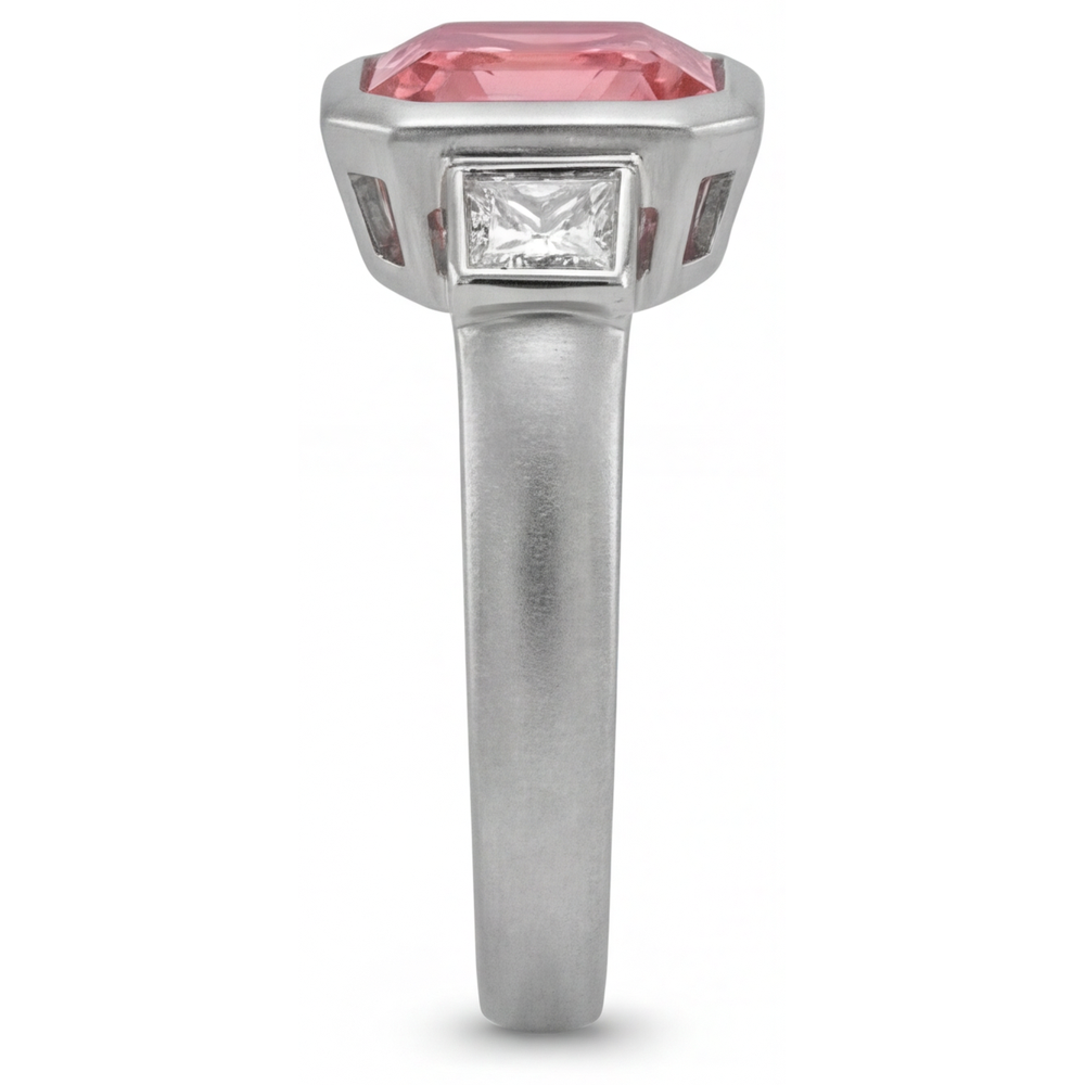 Anello di Fidanzamento a Tre Pietre in Oro 14K con Zaffiro Pesca Padparadscha Naturale Taglio Asscher da 2,9 Carati e Lunetta con Baguette Bianche