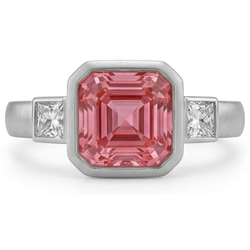 Anello di Fidanzamento a Tre Pietre in Oro 14K con Zaffiro Pesca Padparadscha Naturale Taglio Asscher da 2,9 Carati e Lunetta con Baguette Bianche