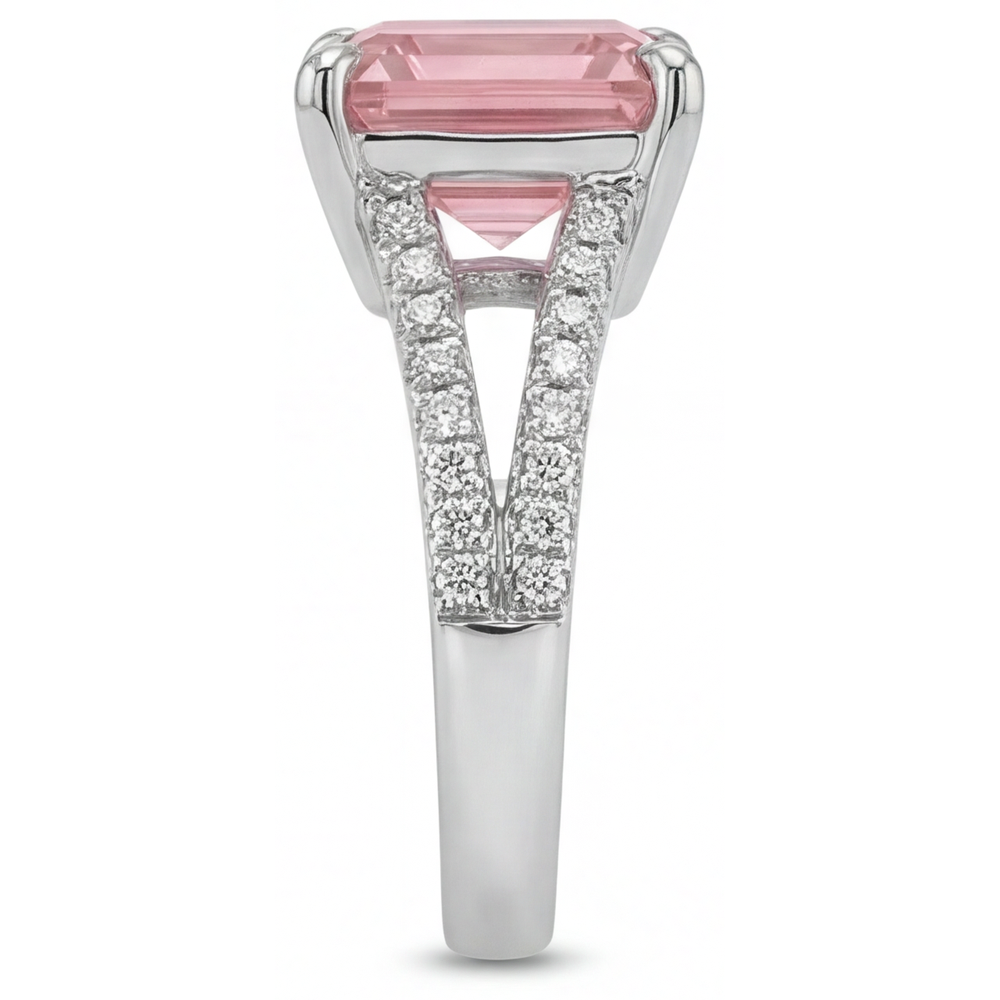 Anello di Fidanzamento con Zaffiro Padparadscha Pesca Naturale Taglio Asscher da 3,8 Carati e Pavé in Oro Bianco 14K