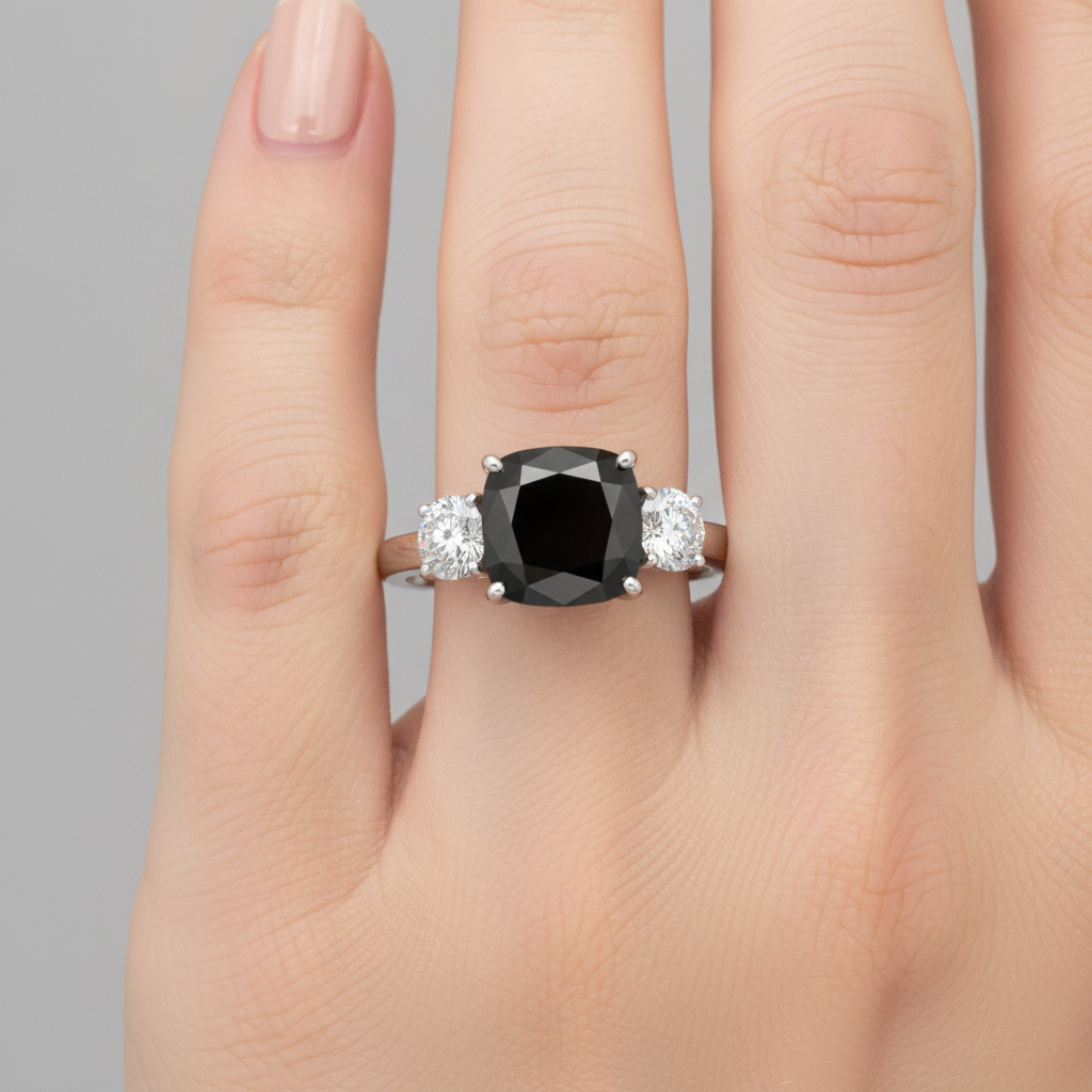 Anello di Fidanzamento a Tre Pietre con Diamante Nero Scuro Naturale Taglio Cuscino da 6 Carati in Oro Bianco 14K