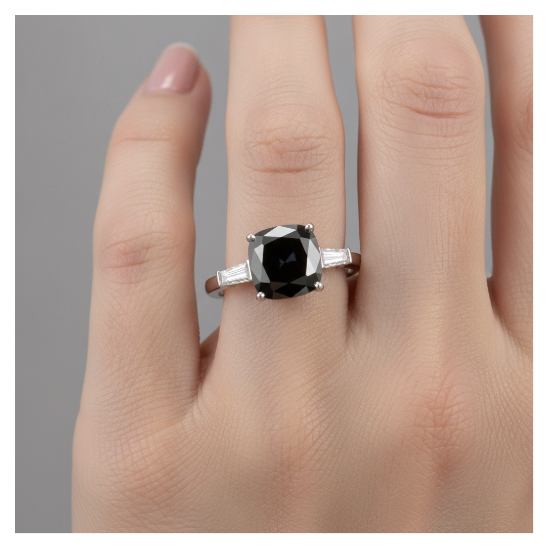 Anello di Fidanzamento a Tre Pietre con Diamante Scuro Autentico da 3,6 Carati Taglio a Cuscino e Baguette Nere in Oro Bianco 14K