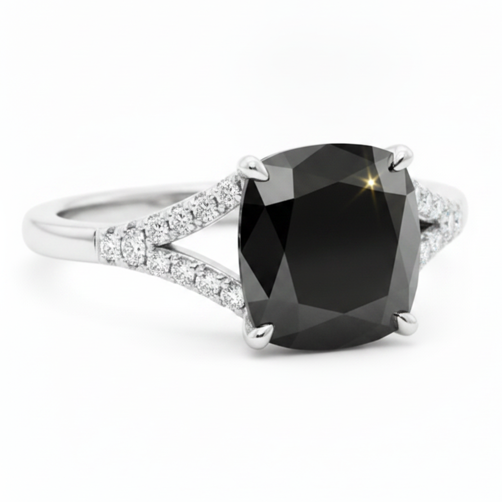 Anello con Diamante Nero Naturale Taglio Cuscino da 3,2 Carati Pavé Cattedrale in Oro Bianco 14K