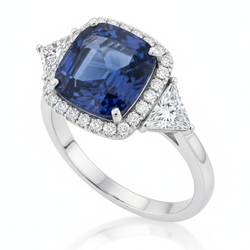 Anello di Fidanzamento Halo con Zaffiro Blu Naturale Taglio Cuscino da 3,5 Carati in Platino