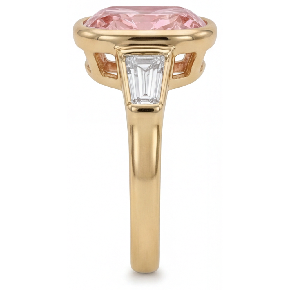 Anello a tre pietre in Oro Giallo 14K con zaffiro Padparadscha naturale pesca taglio cuscino da 3,9 carati e baguette bianchi con lunetta