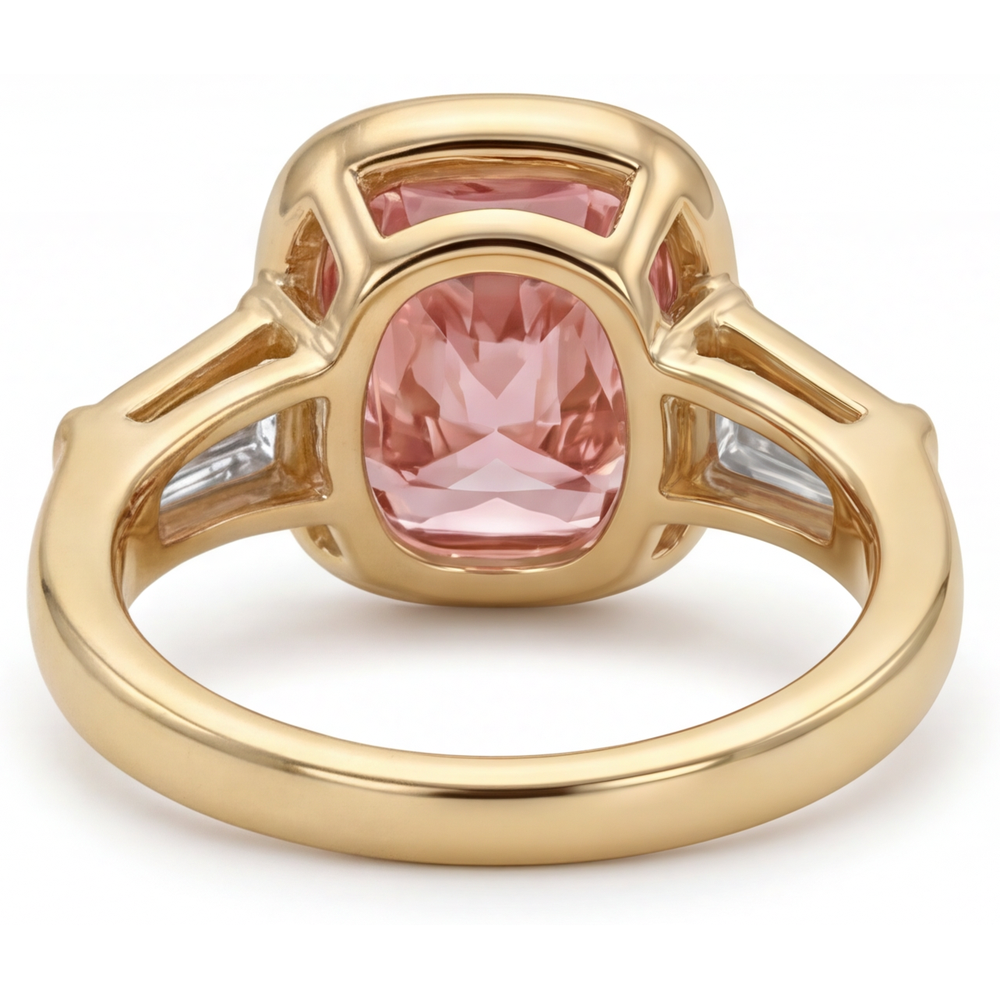 Anello a tre pietre in Oro Giallo 14K con zaffiro Padparadscha naturale pesca taglio cuscino da 3,9 carati e baguette bianchi con lunetta