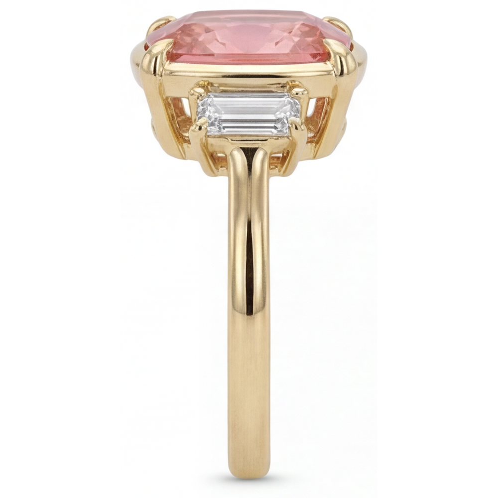 Anello a Tre Pietre in Oro Giallo 14K con Zaffiro Padparadscha Naturale Taglio Cuscino da 3,4 Carati e Diamanti Baguette Bianchi