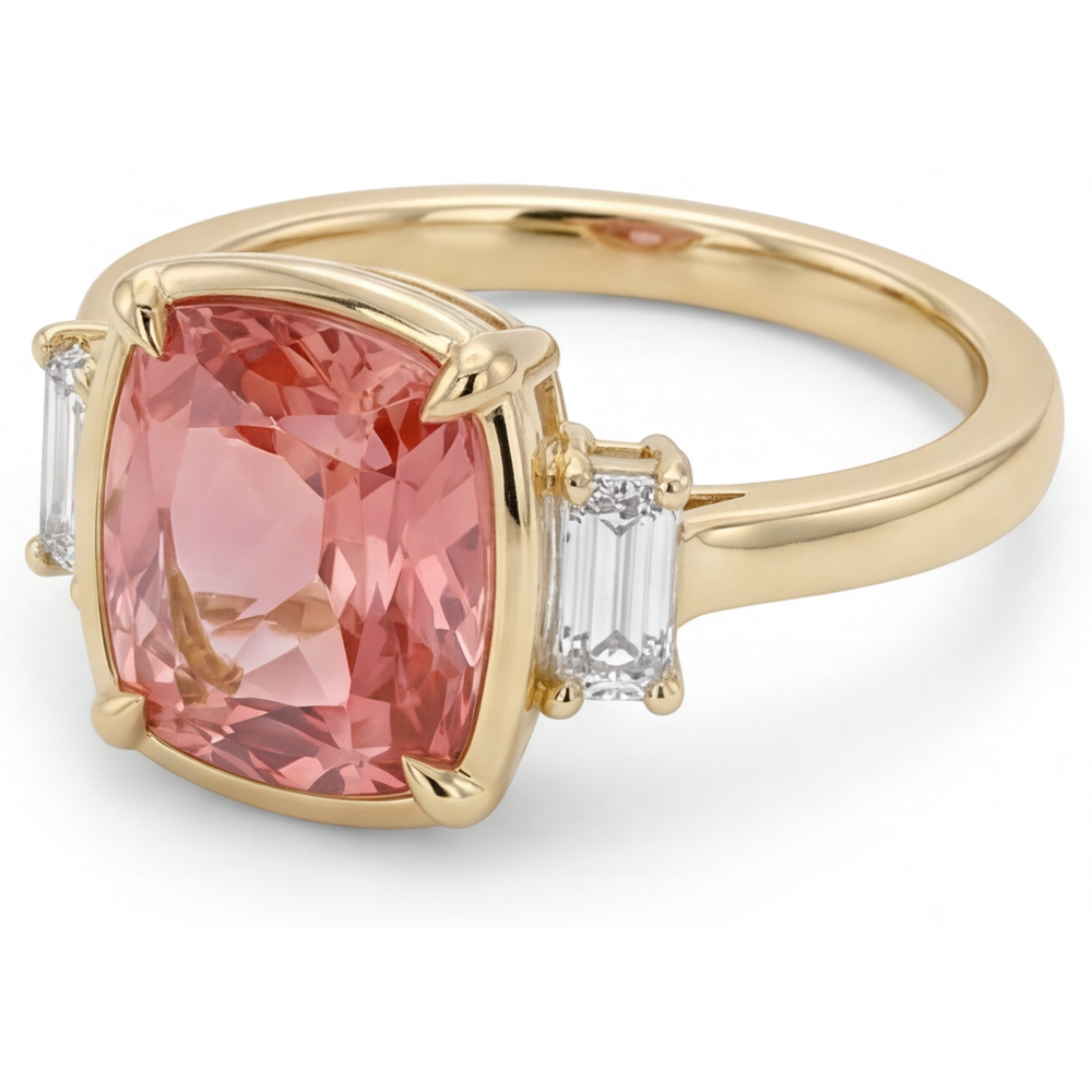 Anello a Tre Pietre in Oro Giallo 14K con Zaffiro Padparadscha Naturale Taglio Cuscino da 3,4 Carati e Diamanti Baguette Bianchi