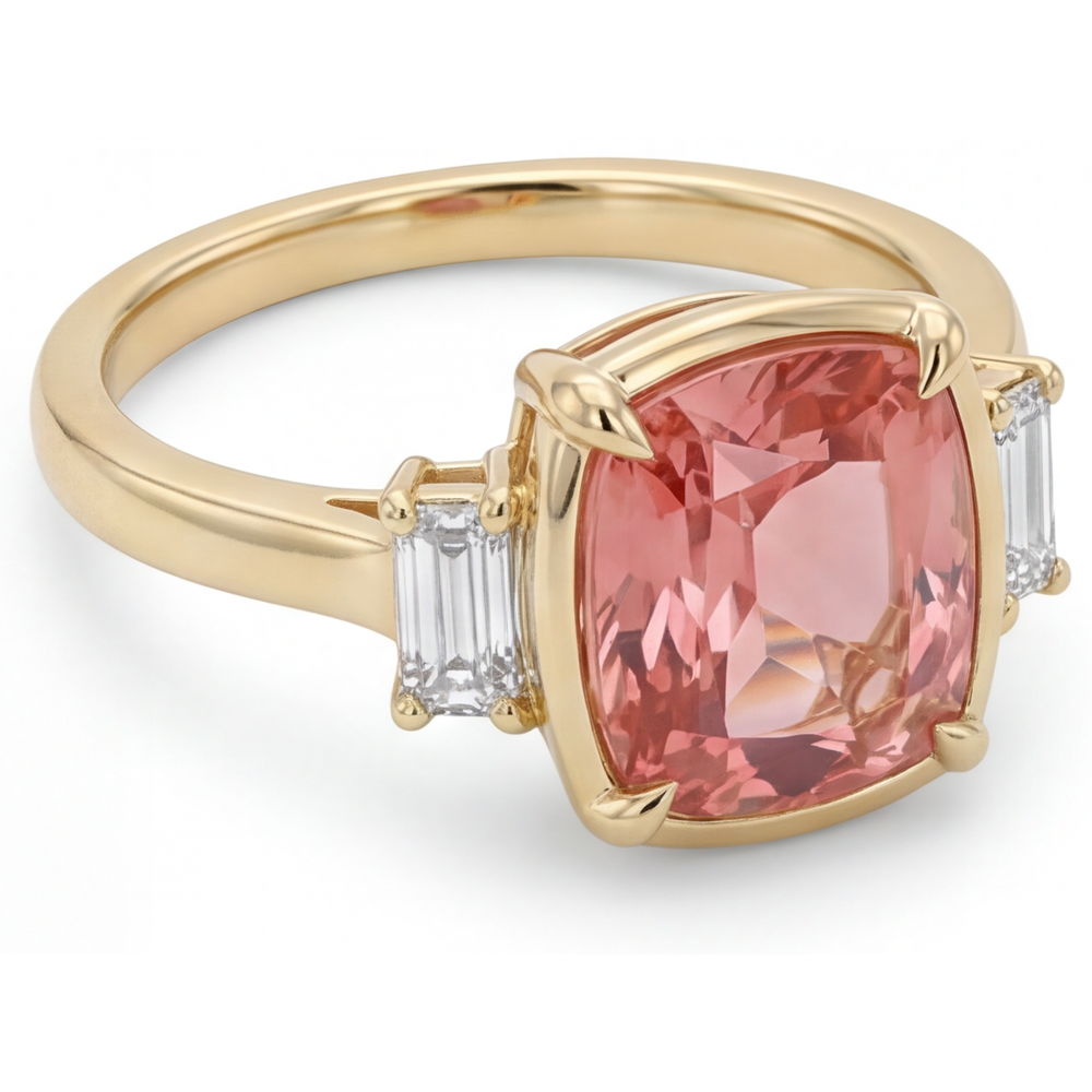 Anello a Tre Pietre in Oro Giallo 14K con Zaffiro Padparadscha Naturale Taglio Cuscino da 3,4 Carati e Diamanti Baguette Bianchi