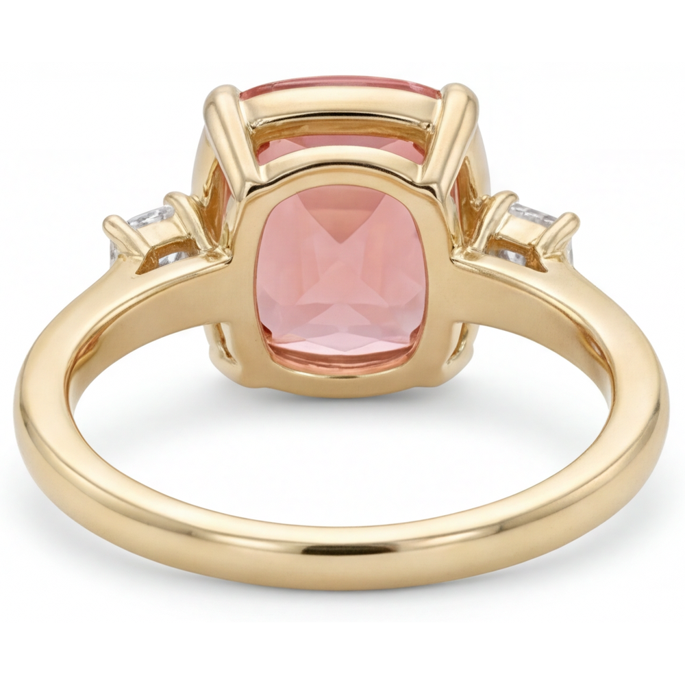 Anello a Tre Pietre in Oro Giallo 14K con Zaffiro Padparadscha Naturale Taglio Cuscino da 3,4 Carati e Diamanti Baguette Bianchi
