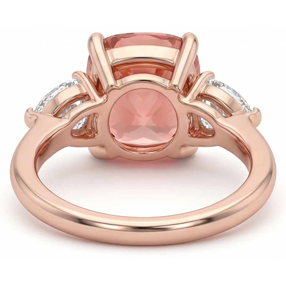 Anello di Fidanzamento con Zaffiro Padparadscha Naturale Taglio Cuscino da 2,9 Carati a Tre Pietre in Oro Rosa 14K Fascia Liscia