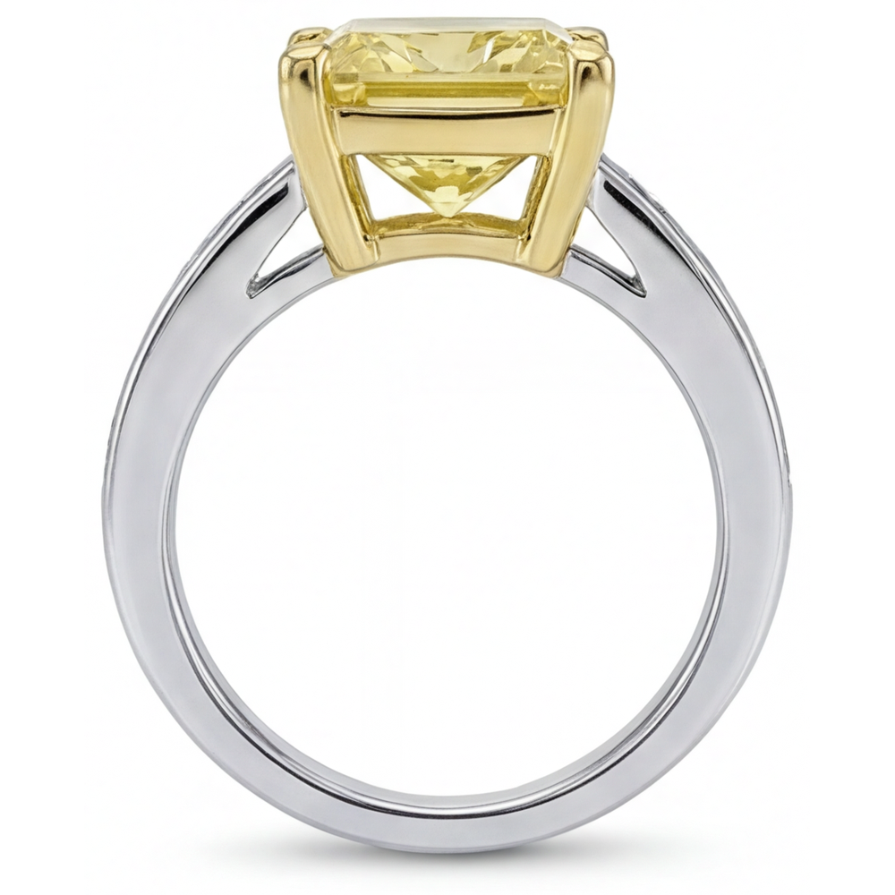 Sofisticato Diamante Giallo Canarino Anello con Pavé Halo 3,75 carati – vista dall'alto