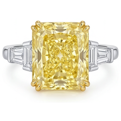 Lussuoso Anello Trilogy con Diamante Giallo Fancy VVS – 5 carati