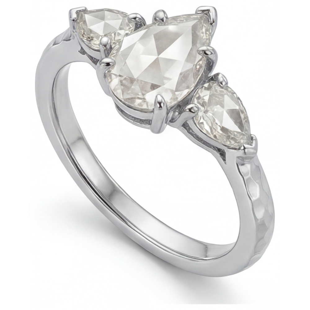 Diamante Taglio a Pera Trilogia in Oro Bianco 14K – vista laterale