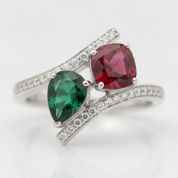 Anello di Fidanzamento con Smeraldo Verde Naturale da 1,5 Carati a Due Pietre in Oro Bianco 18 Carati