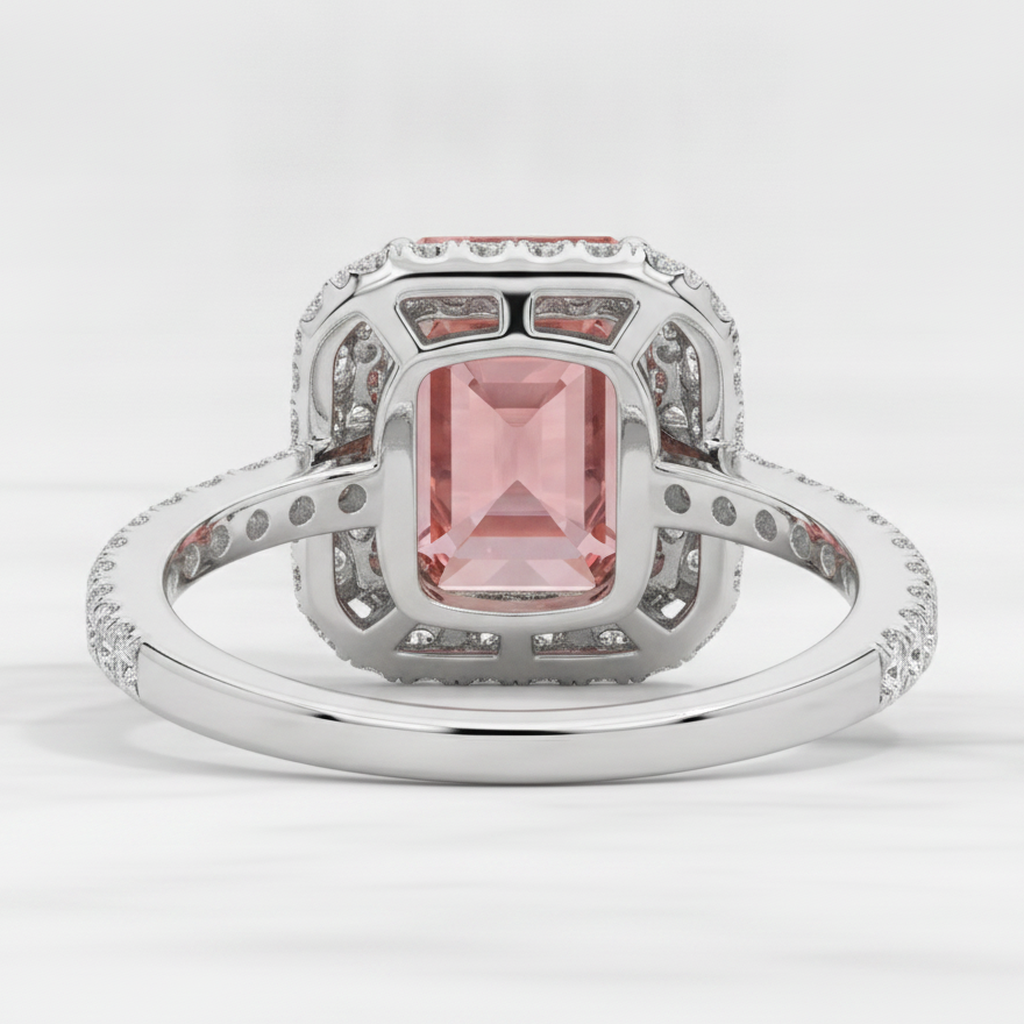 Anello con Zaffiro Padparadscha da 3,8 Carati e Doppio Halo di Smeraldi Naturali in Oro Bianco 14K