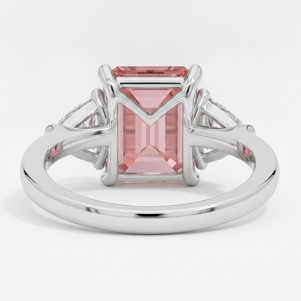 Anello a tre pietre in platino con zaffiro Padparadscha da 3,6 carati, vero smeraldo e trilliant bianco