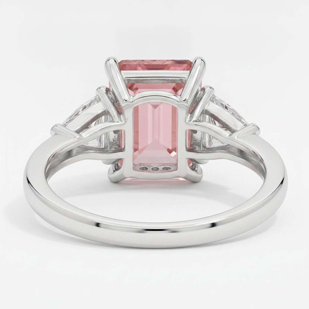 Anello a tre pietre in platino con zaffiro Padparadscha da 3,6 carati, vero smeraldo e trilliant bianco
