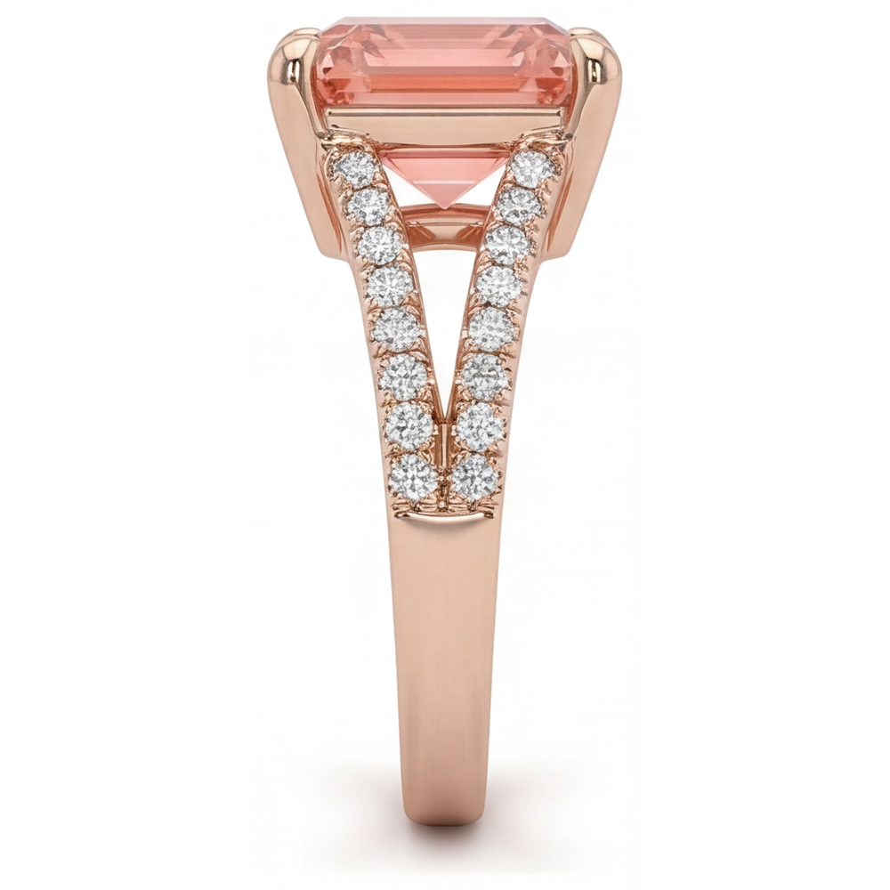 Anello di Fidanzamento con Zaffiro Pesca Padparadscha Taglio Smeraldo da Laboratorio da 4,3 Carati con Pavé in Oro Rosa 14K
