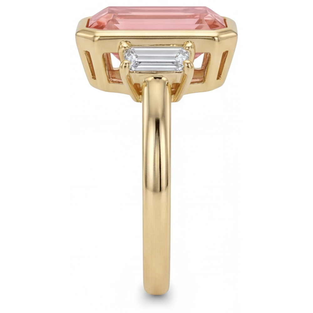 Anello a tre pietre con zaffiro Padparadscha creato in laboratorio da 4,6 carati taglio smeraldo e baguette bianchi con lunetta in Oro Giallo 14K