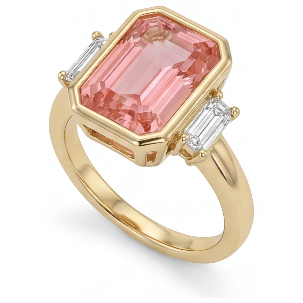 Anello a tre pietre con zaffiro Padparadscha creato in laboratorio da 4,6 carati taglio smeraldo e baguette bianchi con lunetta in Oro Giallo 14K