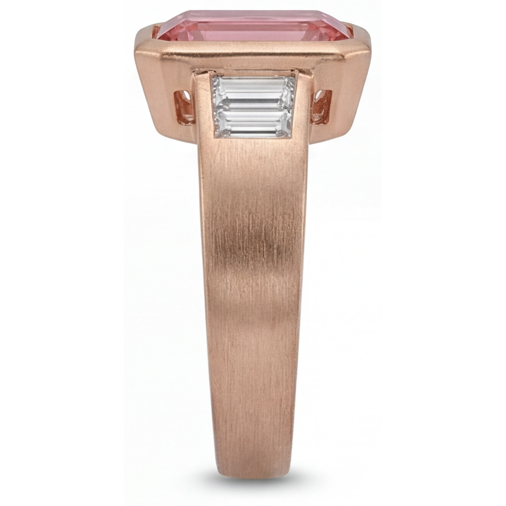 Anello a tre pietre in Oro Rosa 14K con zaffiro Padparadscha arancione da 2,9 carati, vero smeraldo e baguette bianche, Lunetta
