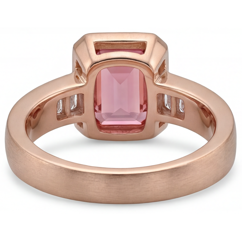 Anello a tre pietre in Oro Rosa 14K con zaffiro Padparadscha arancione da 2,9 carati, vero smeraldo e baguette bianche, Lunetta