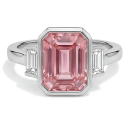 Anello di Fidanzamento Padparadscha da 3,9 Carati con Zaffiro Naturale Taglio Smeraldo e Baguette Bianche, Lunetta, a Tre Pietre in Oro 14K