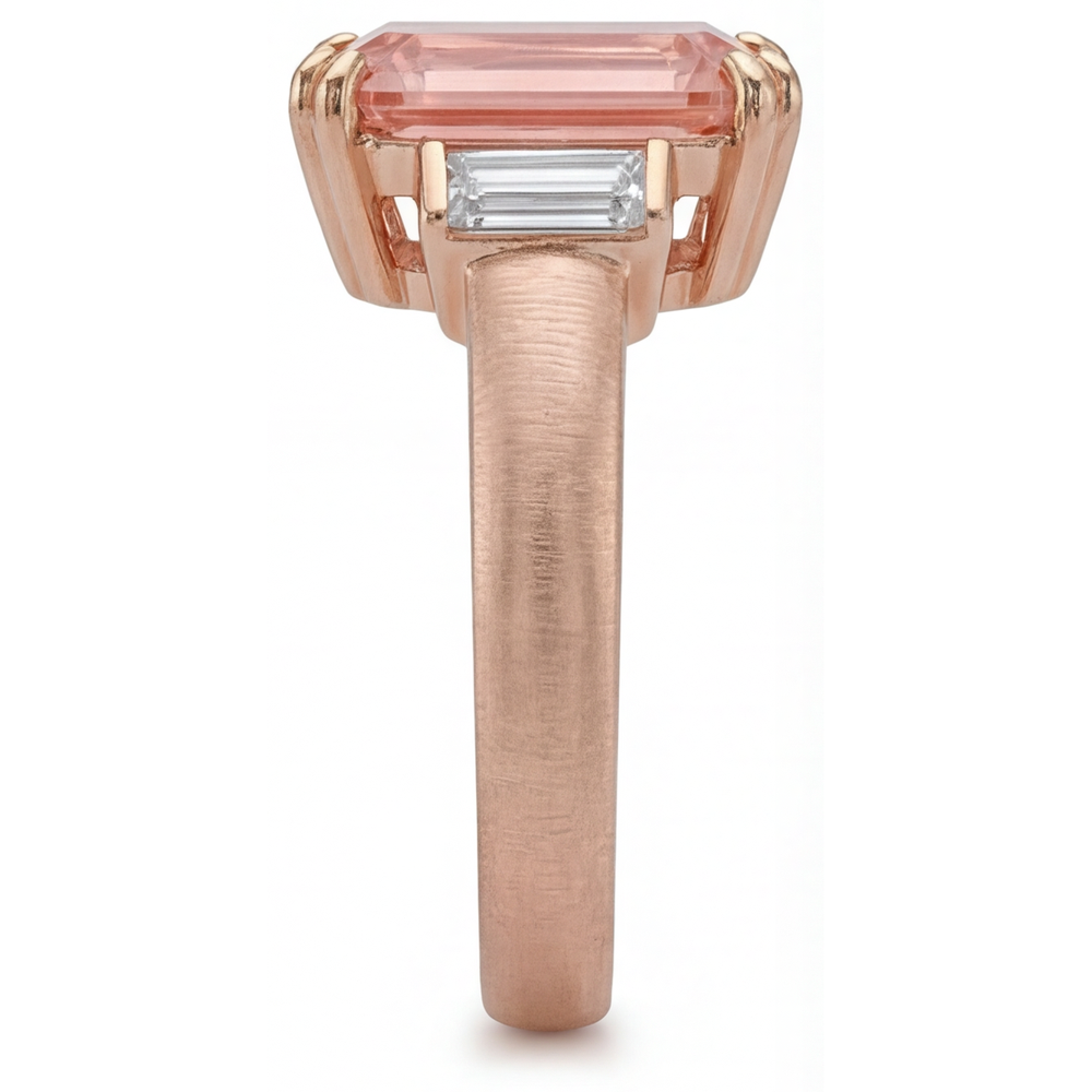 Anello a tre pietre in Oro Rosa 14K con zaffiro Padparadscha arancione da 3,9 carati, smeraldo naturale e baguette bianche