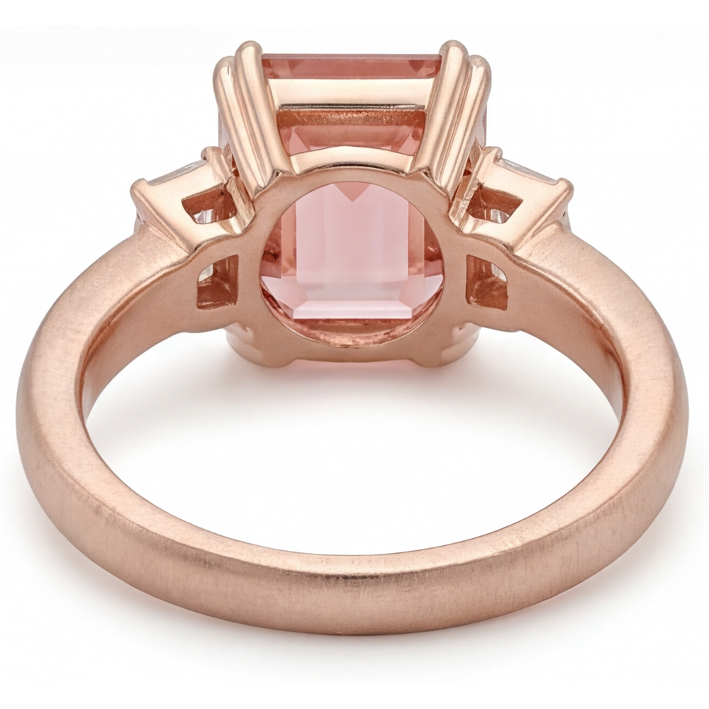 Anello a tre pietre in Oro Rosa 14K con zaffiro Padparadscha arancione da 3,9 carati, smeraldo naturale e baguette bianche