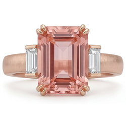 Anello a tre pietre in Oro Rosa 14K con zaffiro Padparadscha arancione da 3,9 carati, smeraldo naturale e baguette bianche