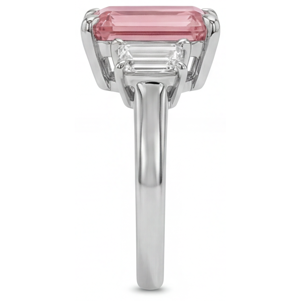 Anello a tre pietre con zaffiro Padparadscha naturale taglio smeraldo da 2,9 carati e baguette bianche in oro 14K liscio