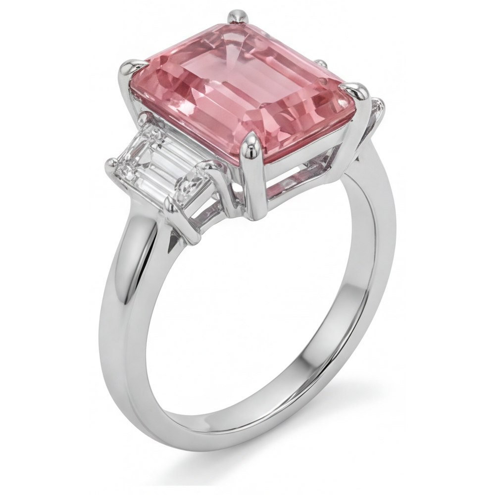 Anello a tre pietre con zaffiro Padparadscha naturale taglio smeraldo da 2,9 carati e baguette bianche in oro 14K liscio