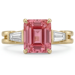 Anello a tre pietre in Oro Giallo 14K con zaffiro pesca Padparadscha autentico taglio smeraldo da 2,9 carati e baguette bianche