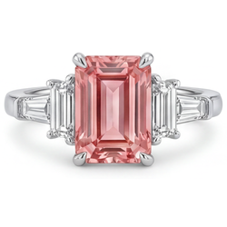 Anello di Fidanzamento con Zaffiro Padparadscha da 3,9 Carati, Smeraldo Naturale e Baguette Bianche, a Tre Pietre con Montatura a Cattedrale in Oro 14K