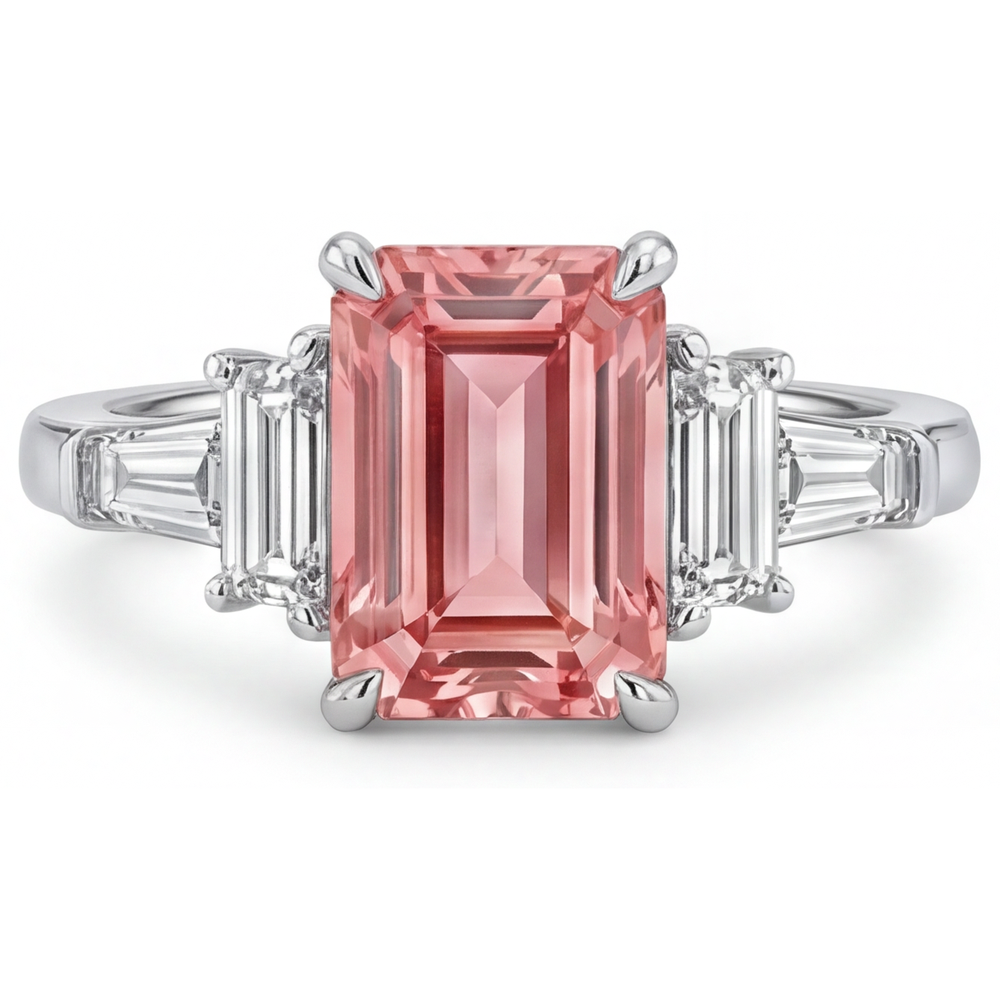 Anello di Fidanzamento con Zaffiro Padparadscha da 3,9 Carati, Smeraldo Naturale e Baguette Bianche, a Tre Pietre con Montatura a Cattedrale in Oro 14K