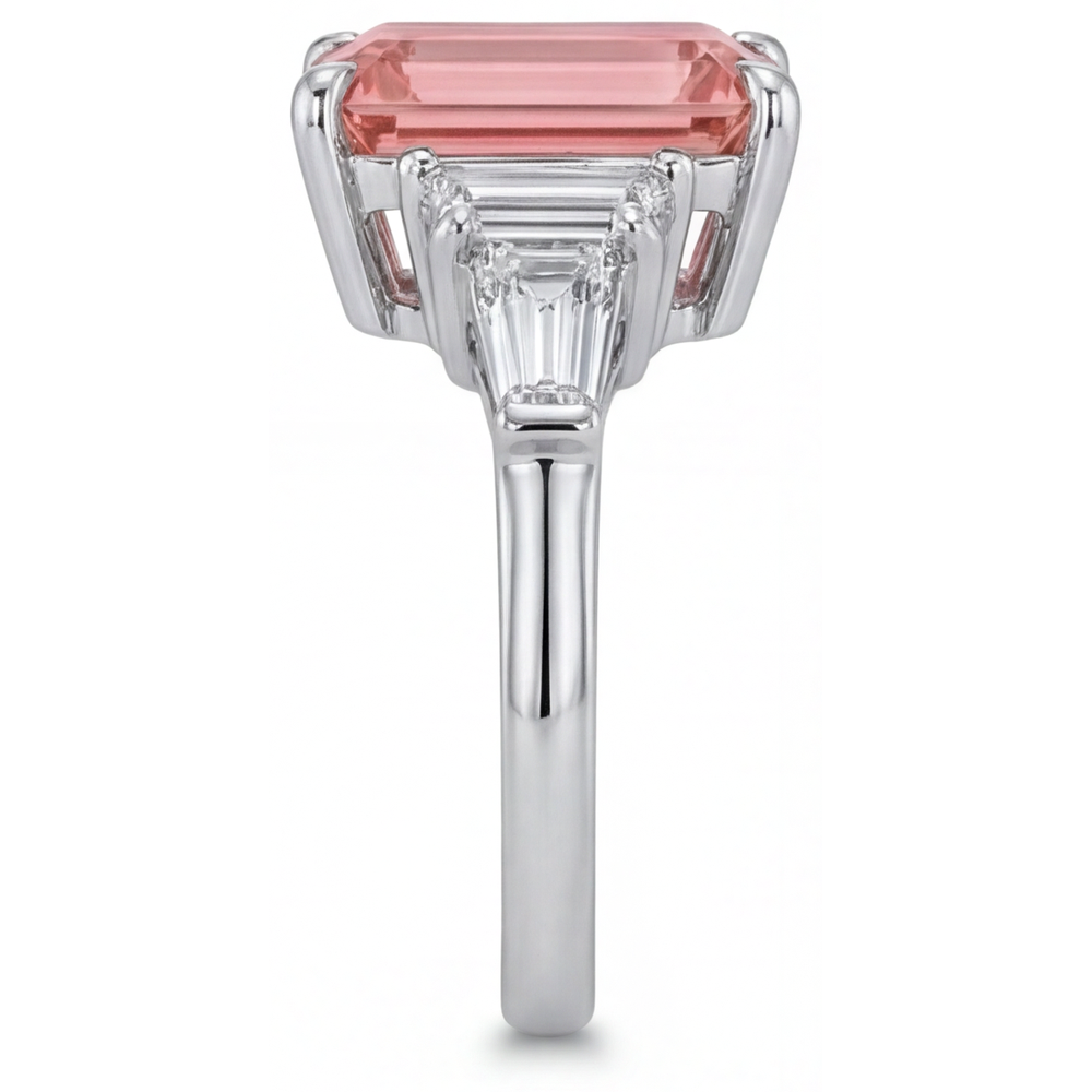 Anello di Fidanzamento con Zaffiro Padparadscha da 3,9 Carati, Smeraldo Naturale e Baguette Bianche, a Tre Pietre con Montatura a Cattedrale in Oro 14K